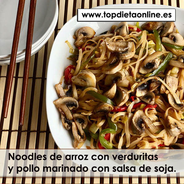 Noodles de arroz con verduritas y pollo